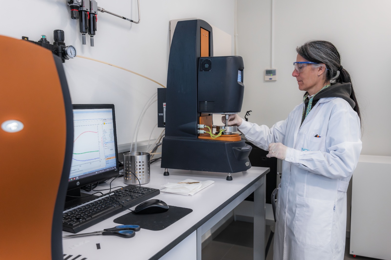 Científica NOXUN operando equipo de reología en el laboratorio